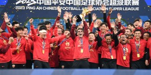 【龙八国际】足球报：海港战蓉城决定争冠格局，杨帆红牌可能后果很严重