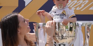 【龙八国际】巴尔韦德一家参加夺冠庆祝游行，小儿子戴着奶嘴直接站奖杯里😅