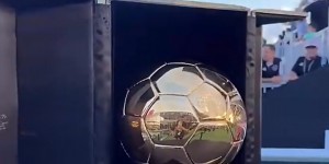 【龙八国际】迈阿密公开训练展出梅西第八个金球奖杯🏆，球迷排队合影