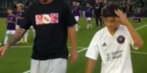【龙八国际】梅西参与儿子蒂亚戈在迈阿密U12的出场环节，并和对方球员握手