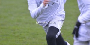 【龙八国际】博主：15岁华裔中场楷瑞进入狼堡U17，球员母亲支持他为中国踢球