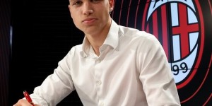 【龙八国际】官方：AC米兰与18岁边卫马尼签下3年职业合同