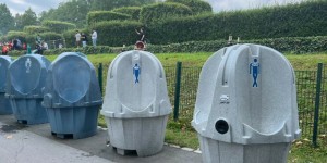 【龙八国际】一言难尽😅退钱哥：德国路边的露天厕所，不知道用起来怎么样