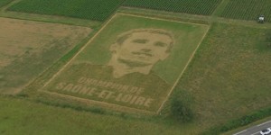 【龙八国际】环法自行车赛致敬格里兹曼，赛道旁田野上出现巨大画像