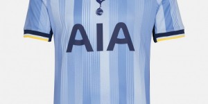 【龙八国际】热刺新赛季客场球衣发布：浅蓝色条纹设计，队徽位于正中间