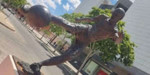 【龙八国际】伊涅斯塔出席雕像亮相仪式：纪念南非世界杯决赛绝杀荷兰经典时刻