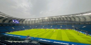 【龙八国际】在当地的暴雨中，申花全队来到比赛场地完成了赛前适应场地训练