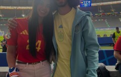 【龙八国际】❤️美！库库雷利亚妻子穿西班牙球衣现场观战，赛后两人甜蜜亲吻