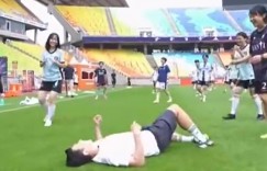 【龙八国际】😂腿软了！孙兴慜节目中面对100名女足防守，带球坚持50秒倒地