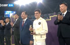 【龙八国际】捧杯时刻🏆海港捧起队史第一座足协杯冠军！